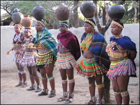 Zulu-meisjes Shakaland Zuid Afrika